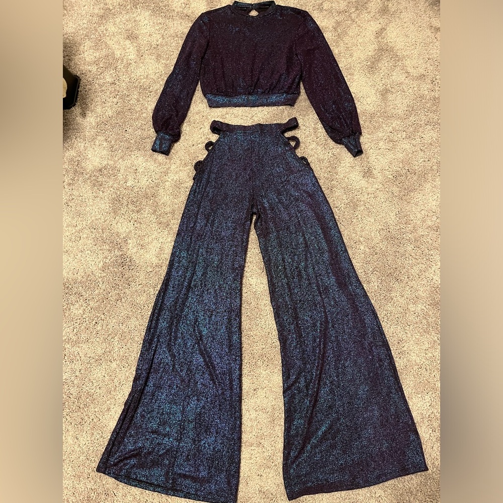Sexy Casual Metallic Glittery 2-piece Sugar Popped Set
Size:Medium
NWT